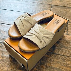 Miz Mooz Women's Tan Knotted Mules